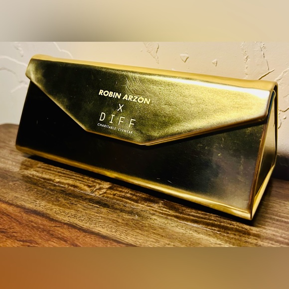 Diff X Robin Arzón | La Reina Sunglasses - Picture 7 of 14